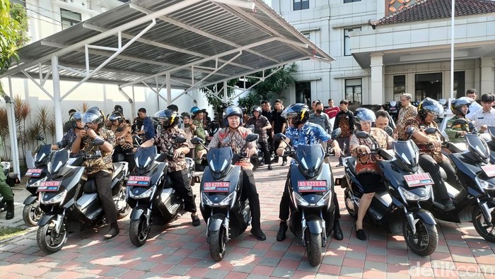 Pembagian motor listrik dinas untuk lurah dan camat Kota Solo, Rabu (7/6/2023).