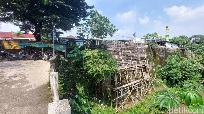 Pembangunan tahap 2 tembok antilongsor di Jembatan 3 Jl Raya Cilebut dilanjutkan pertengahan Juli. Progres pembangunan masih dalam tahan pelelangan. (M Sholihin/detikcom)