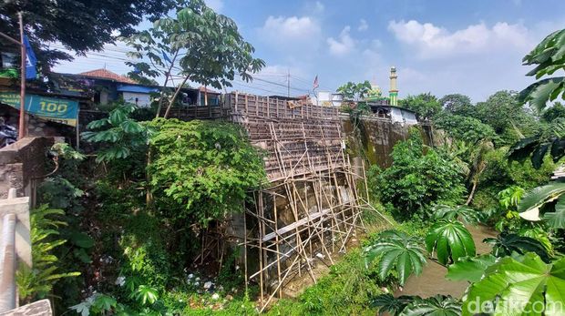 Pembangunan tahap 2 tembok antilongsor di Jembatan 3 Jl Raya Cilebut dilanjutkan pertengahan Juli. Progres pembangunan masih dalam tahan pelelangan. (M Sholihin/detikcom)