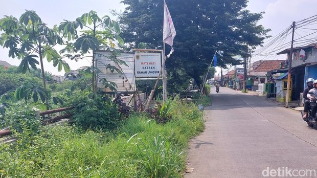 Pembangunan tahap 2 tembok antilongsor di Jembatan 3 Jl Raya Cilebut dilanjutkan pertengahan Juli. Progres pembangunan masih dalam tahan pelelangan. (M Sholihin/detikcom)
