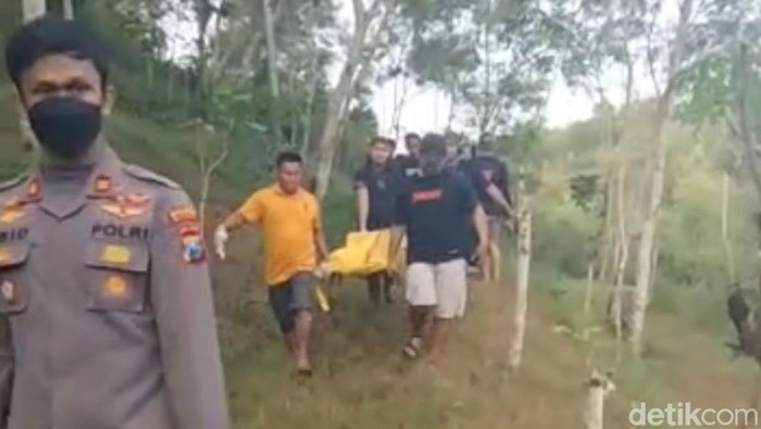 Pembongkaran kuburan tanpa nama Sampang