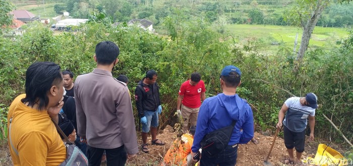 Pembongkaran kuburan tanpa nama Sampang