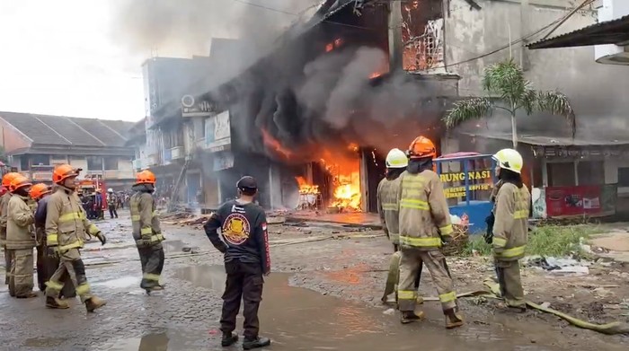 Penampakan Kebakaran Sejumlah Ruko di Pasar Caringin Bandung