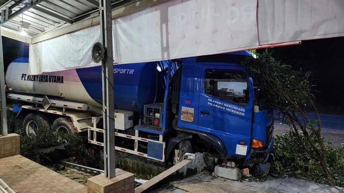 Penampakan mobil tanki setelah menabrak toko Zahir