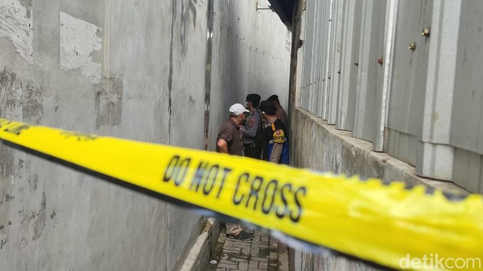 Penemuan mayat dalam karung di gng pemukiman warga Bandung.