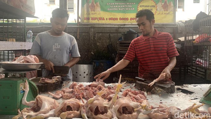 Penjual daging ayam di Pasar MMTC Medan. (Kartika Sari/detikSumut)