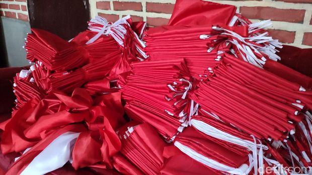 Perajin bendera di Dusun Ranjirata Desa Cimari Ciamis tengah menjahit bendahara.