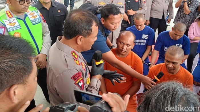 Kedua pelaku TPPO menjawab pertanyaan Kapolda Jateng saat gelar perkara di Mapolresta Cilacap, Selasa (6/6/2023).
