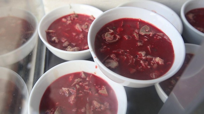 Perusahaan Ini Kembangkan Penyulingan Darah Babi Agar Bisa Diminum