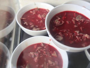 Perusahaan Ini Kembangkan Penyulingan Darah Babi Agar Bisa Diminum