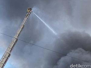 Damkar Ungkap Kendala Padamkan Kebakaran Ruko Pasar Caringin