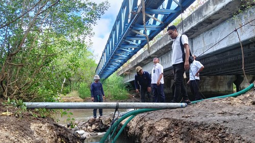 Pipa air PDAM Tirta Mangutama Badung bocor lagi. Perumda itu memutuskan untuk merelokasi pipa air ke atas jembatan dari lokasi saat ini.