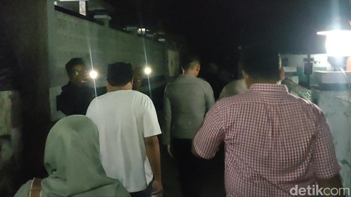 Polisi menggerebek kantor perusahaan penyalur TKW ilegal di Garut.