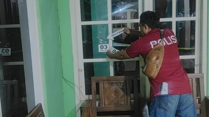 Polisi olah TKP di rumah warga Gembong yang jendela kacanya pecah secara misterius. Foto diunggah Rabu (7/6/2023).