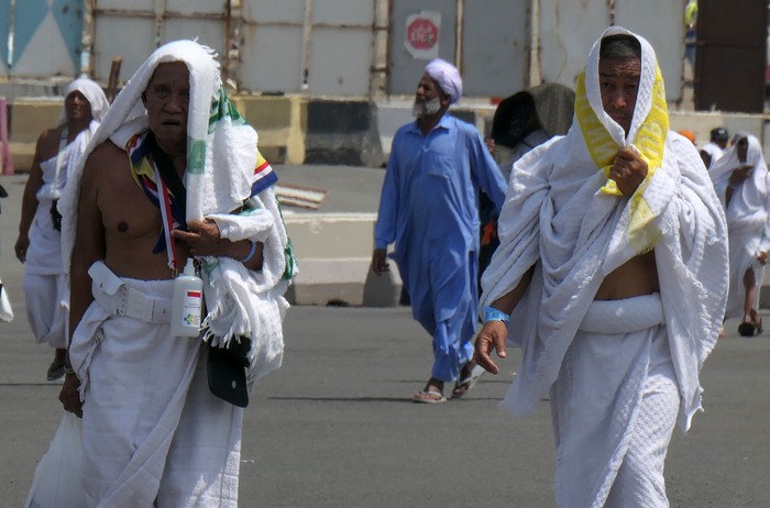 Jamaah calon haji menutup kepala menggunakan kain usai shalat zuhur di Masjidil Haram, Mekah, Arab Saudi, Selasa (6/6/2023). Petugas Penyelenggara Ibadah Haji (PPIH) Arab Saudi mengimbau jamaah untuk menjaga kesehatan dan tidak memaksakan diri dalam menjalankan ibadah sunah atau program ziarah terkait suhu di Mekah mencapai 45 derajat celsius. ANTARA FOTO/Wahyu Putro A/aww.
