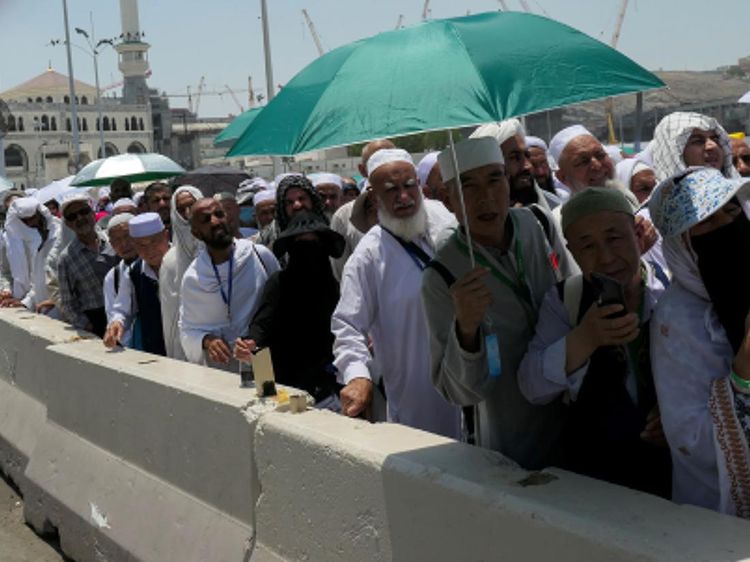 Arab Lagi Panas Banget, Suhunya Hampir 45 Derajat Celcius