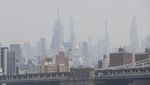 Asap Tebal Selimuti Gedung Pencakar Langit di New York