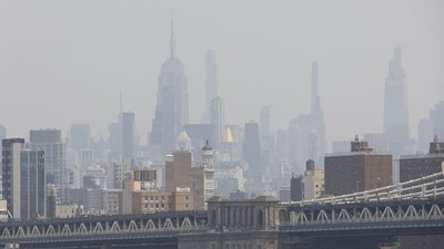 Asap Tebal Selimuti Gedung Pencakar Langit di New York