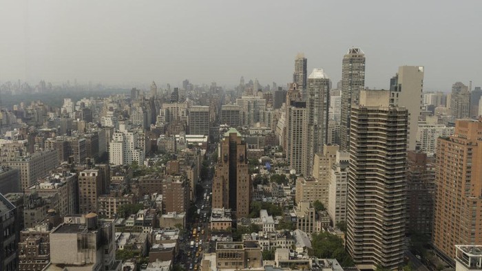 Asap tebal selimuti kota New York. Hla ini disebabkan karena kebakaran hutan Kanada.