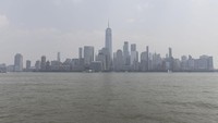 Penampakan asap tebal selimuti gedung-gedung di kawasan New York, AS, Selasa (6/6/2023).