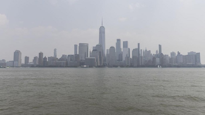 Asap tebal selimuti kota New York. Hla ini disebabkan karena kebakaran hutan Kanada.