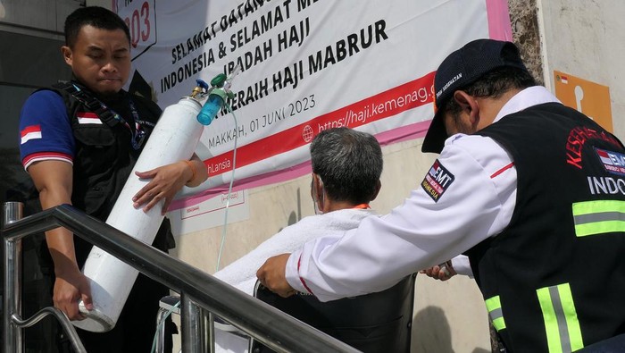 Petugas Emergency Medical Team (EMT) PPIH Arab Saudi memberikan carian penurun panas kepada peserta ibadah haji yang sakit setibanya di hotel kawasan Syisyah, Mekah, Arab Saudi, Selasa (6/6/2023). PPIH Arab Saudi akan memberikan layanan bimbingan ibadah dan pendampingan bagi jamaah yang sakit dan dirawat di Klinik Kesehatan Haji Indonesia (KKHI) maupun di Rumah Sakit Arab Saudi (RSAS). ANTARA FOTO/Wahyu Putro A/aww.
