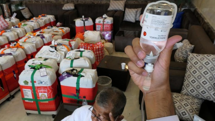 Petugas Emergency Medical Team (EMT) PPIH Arab Saudi memberikan carian penurun panas kepada peserta ibadah haji yang sakit setibanya di hotel kawasan Syisyah, Mekah, Arab Saudi, Selasa (6/6/2023). PPIH Arab Saudi akan memberikan layanan bimbingan ibadah dan pendampingan bagi jamaah yang sakit dan dirawat di Klinik Kesehatan Haji Indonesia (KKHI) maupun di Rumah Sakit Arab Saudi (RSAS). ANTARA FOTO/Wahyu Putro A/aww.