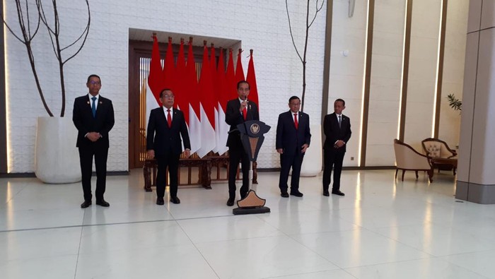 Presiden Jokowi (tengah) saat jumpa pers di Halim Perdanakusuma