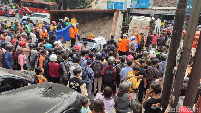 Proses evakuasi korban yang tertimpa truk di Jalan Prof Hamka, Ngaliyan, Semarang, Rabu (7/6/2023).