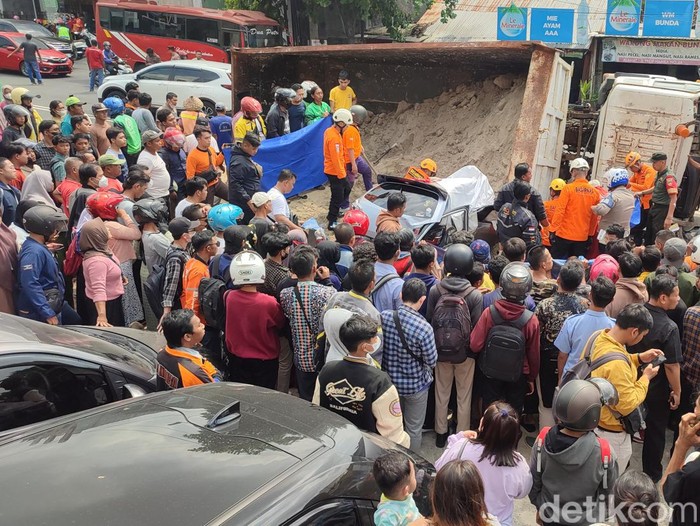 Proses evakuasi korban yang tertimpa truk di Jalan Prof Hamka, Ngaliyan, Semarang, Rabu (7/6/2023).