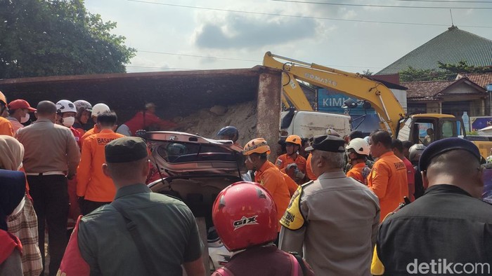 Proses evakuasi mobil tertimpa truk di Ngaliyan, Kota Semarang, Rabu (7/6/2023).