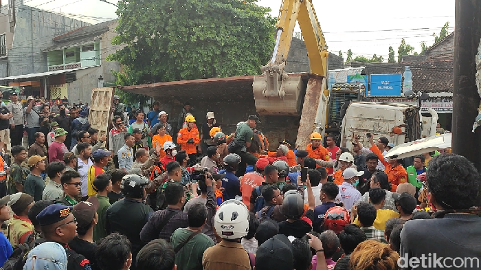 Proses evakuasi siswi SD yang terjebak di mobil tertimpa truk di Ngaliyan, Semarang, Rabu (7/6/2023).