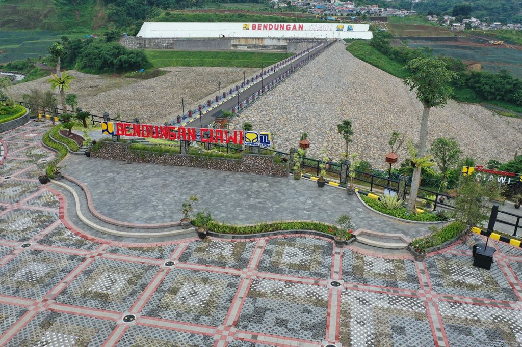 PT Brantas Abipraya (Persero) telah merampungkan bendungan kering pertama di Indonesia, yakni Bendungan Ciawi di Jawa Barat.