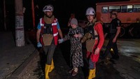 Bendungan itu pun mengeluarkan semburan air yang dilaporkan sampai membanjiri dua lusin desa dan memaksa 17.000 orang warga dievakuasi.  