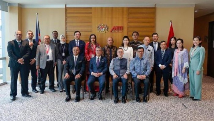 RI-Malaysia Bahas Perjanjian Perdagangan Perbatasan Mendag Zulhas bertemu dengan Menteri Investasi, Perdagangan dan Industri Malaysia, untuk membahas rencana penandatanganan Perjanjian Perdagangan Perbatasan.