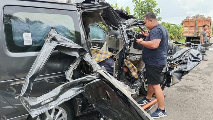 Kondisi mobil Luxio ringsek parah tabrak buntut dumptruk di. Banyuasin. (Istimewa)