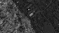 Air yang dilepaskan bendungan itu pun memicu banjir di wilayah sekitarnya. Maxar Technologies via AP. 
