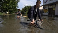 Jebolnya bendungan itu mengakibatkan banjir di wilayah Kherson. AP Photo/Evgeniy Maloletka.