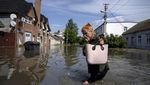 Bendungan Jebol Akibat Ledakan Picu Banjir di Ukraina