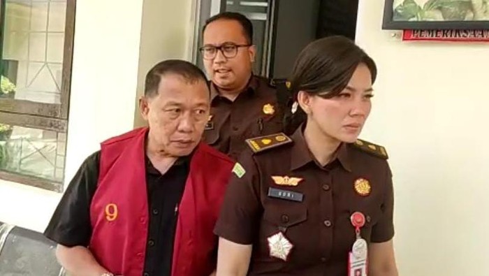 Salah satu tersangka saat dibawa jaksa untuk ditahan