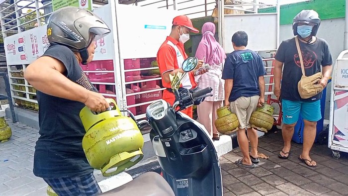 Sejumlah warga membeli gas elpiji bersubsidi di SPBU Abianbase, Badung, Rabu (7/6/2023). (Foto Agus Eka/detikBalidetikBali)
