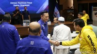 AHY menyalami para anggota Sekber Kuning Ijo Biru (KIB) relawan Anies.  