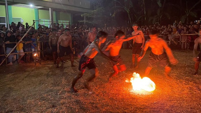 Warga bermain sepakbola api di lapangan Mts Tas-Hilul Muhtadi Desa Kawak dalam rangka sedekah bumi, Selasa (6/6/2023).