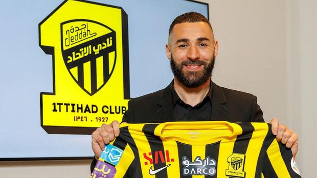 Karim Benzema poses holding the jersey of Saudi Arabian soccer team Al Ittihad in this handout photo obtained by Reuters June 6, 2023.  Al Ittihad/Handout via REUTERS THIS IMAGE HAS BEEN SUPPLIED BY A THIRD PARTY. MANDATORY CREDIT