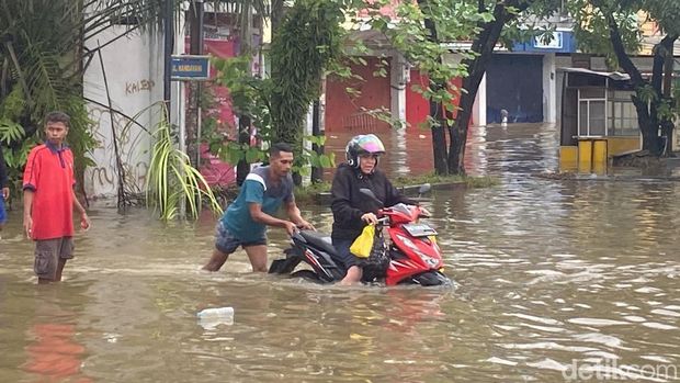 Banjir terjadi di Kota Sorong, Papua Barat Daya usai wilayah ini diguyur hujan lebat.