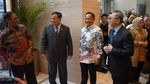 Tawa Lepas Jokowi Disambut Jajaran Menteri di Kuala Lumpur