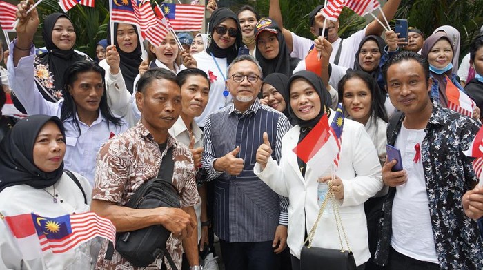 Presiden Jokowi melakukan kunjungan kerja di Malaysia. Tiba di Kuala Lumpur, Jokowi terlihat tertawa lepas disambut jajaran menterinya.