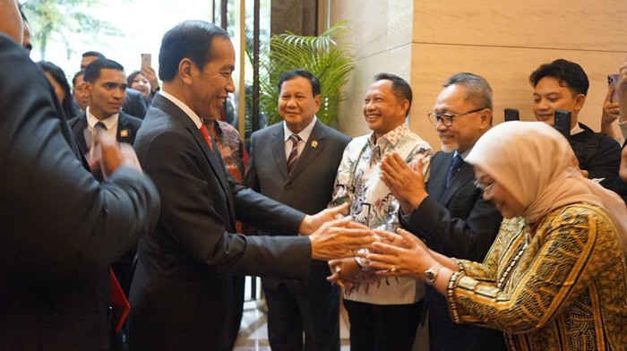 Tawa Lepas Jokowi Disambut Jajaran Menteri di Kuala Lumpur Presiden Jokowi melakukan kunjungan kerja di Malaysia. Tiba di Kuala Lumpur, Jokowi terlihat tertawa lepas disambut jajaran menterinya.