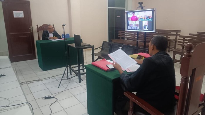 Terdakwa pembawa 46 Kg sabu di Tanjungbalai mengikuti sidang secara online. ( Foto: Istimewa)