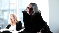 Lalu ada Jane Adams yang tampil sebagai manajer Jocelyn yaitu Nikki. Dok. HBO GO